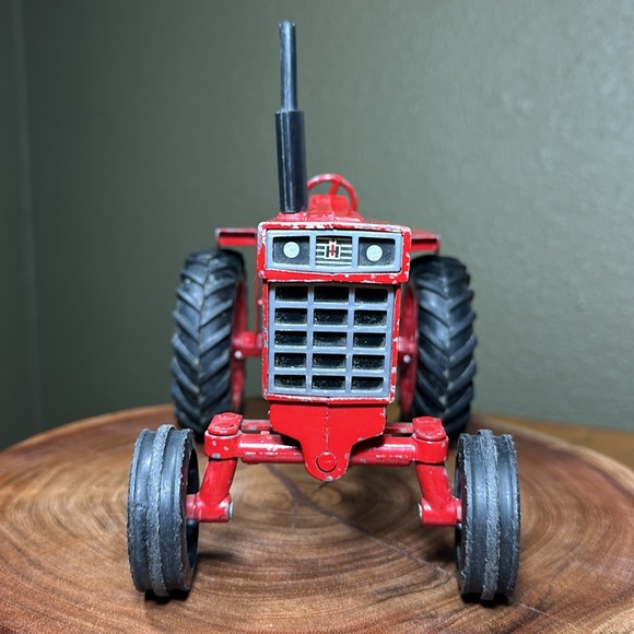 ERTL Vintage Farmall International Harvester 966 - 1/16 scale - Picture 7 of 17